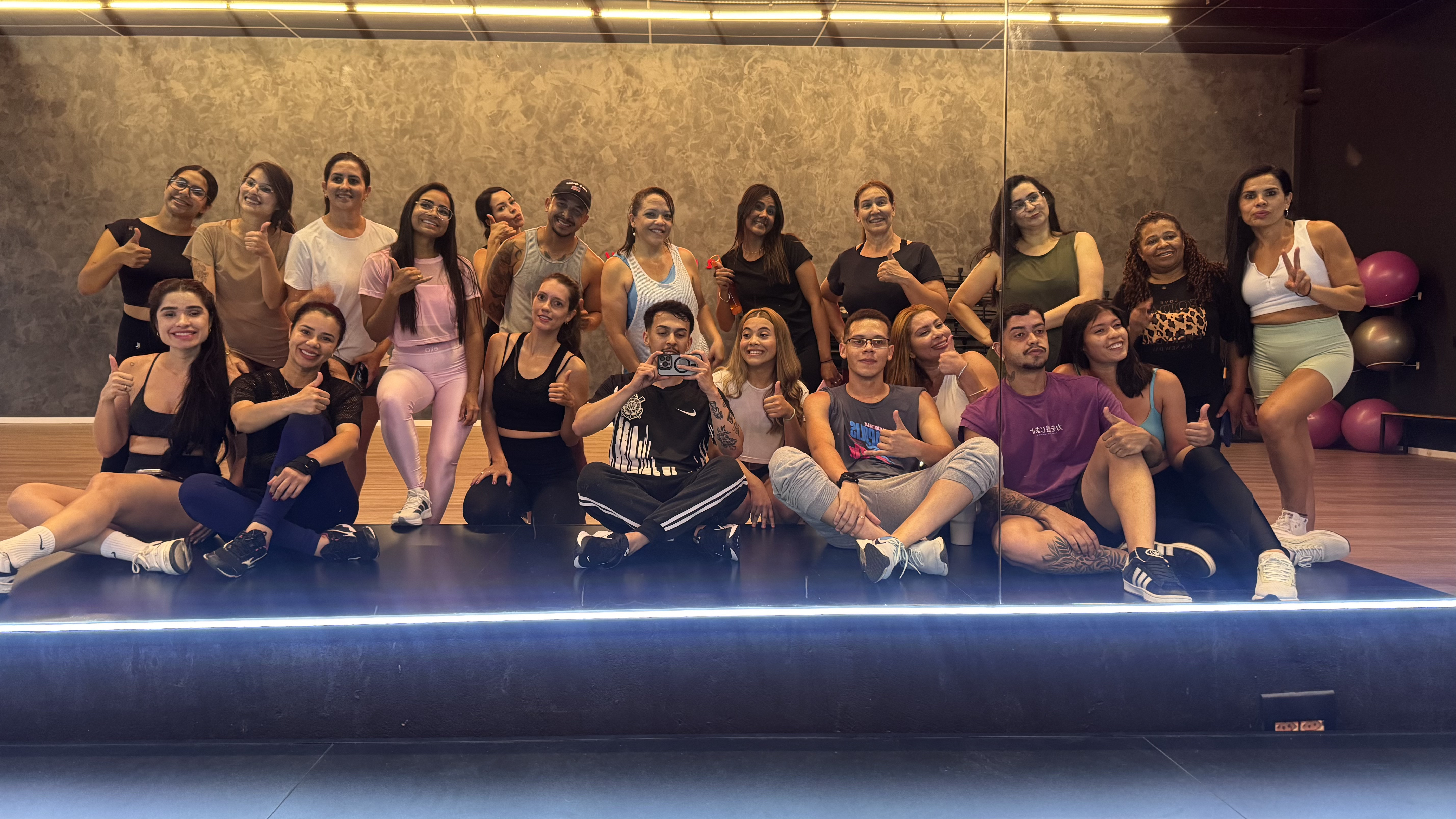 Turma inteira reunida no fim de aula